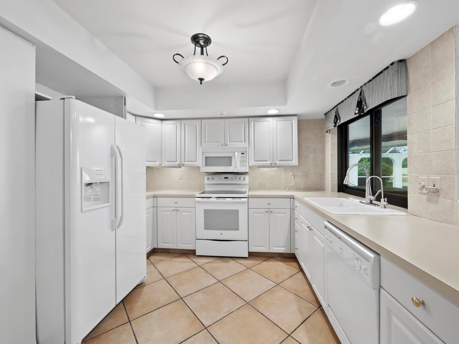 Single Family Residence at 6945 COUNTRY LAKES CIR, SARASOTA, photo 11 of 37