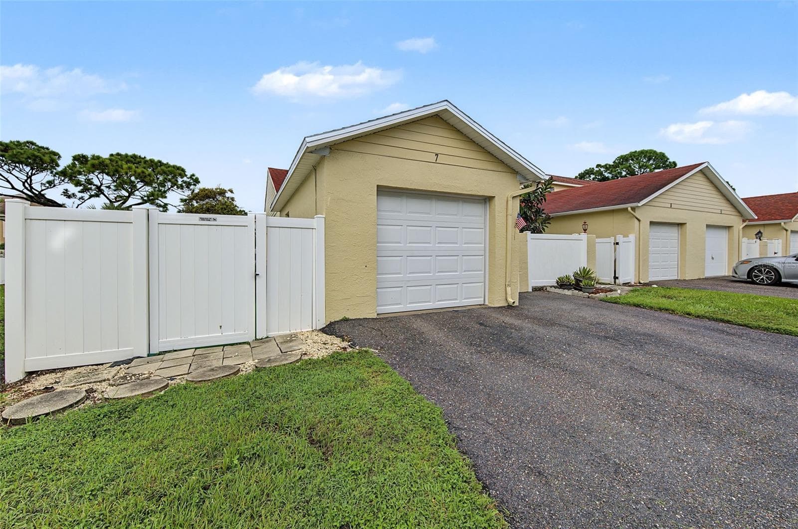End Unit Villa in a small, Boutique Community - 2771 SUMMERDALE DR #7, CLEARWATER