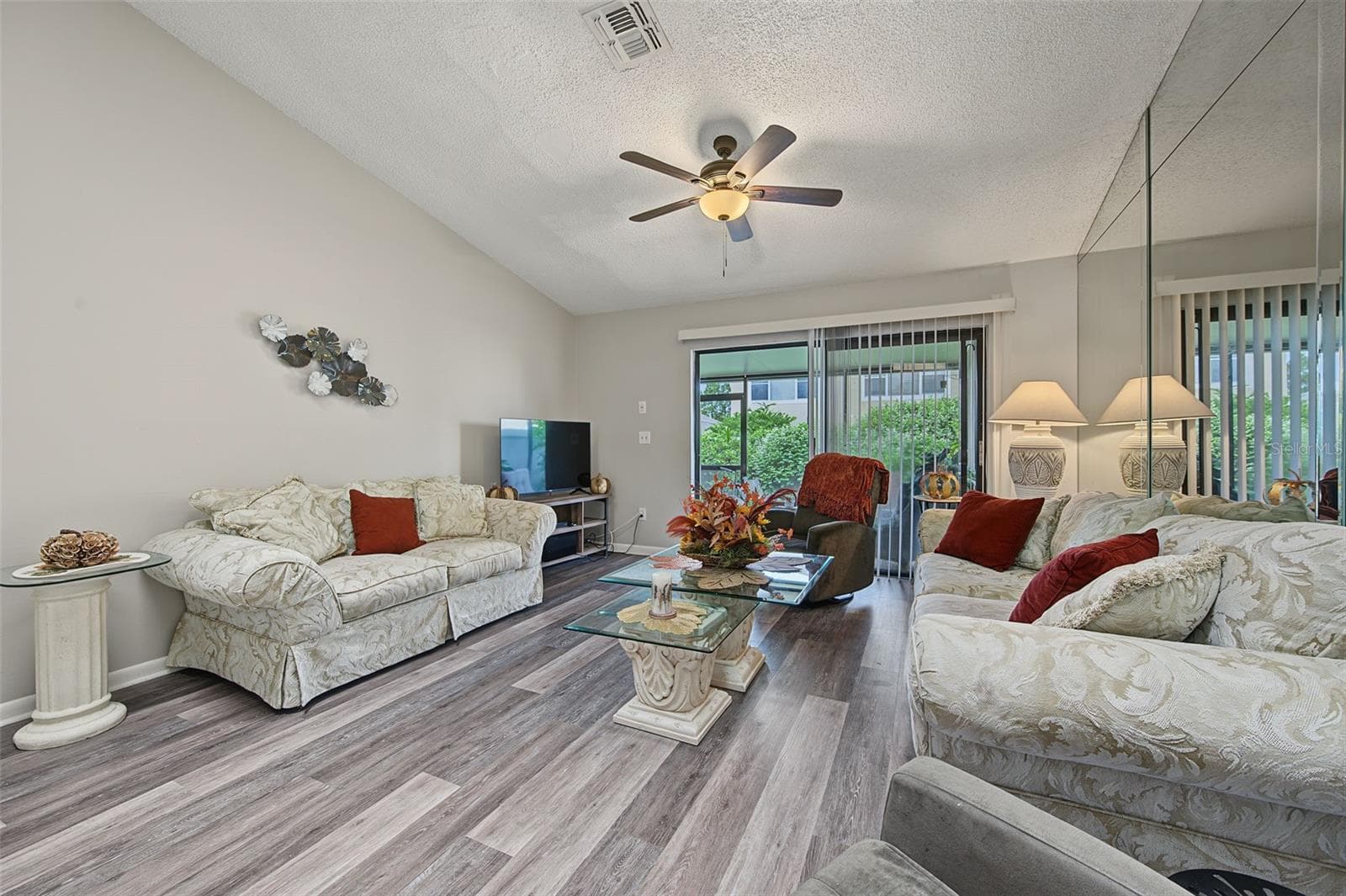 Soaring Vaulted Ceilings, Skylights and Versatile spaces - 2771 SUMMERDALE DR #7, CLEARWATER