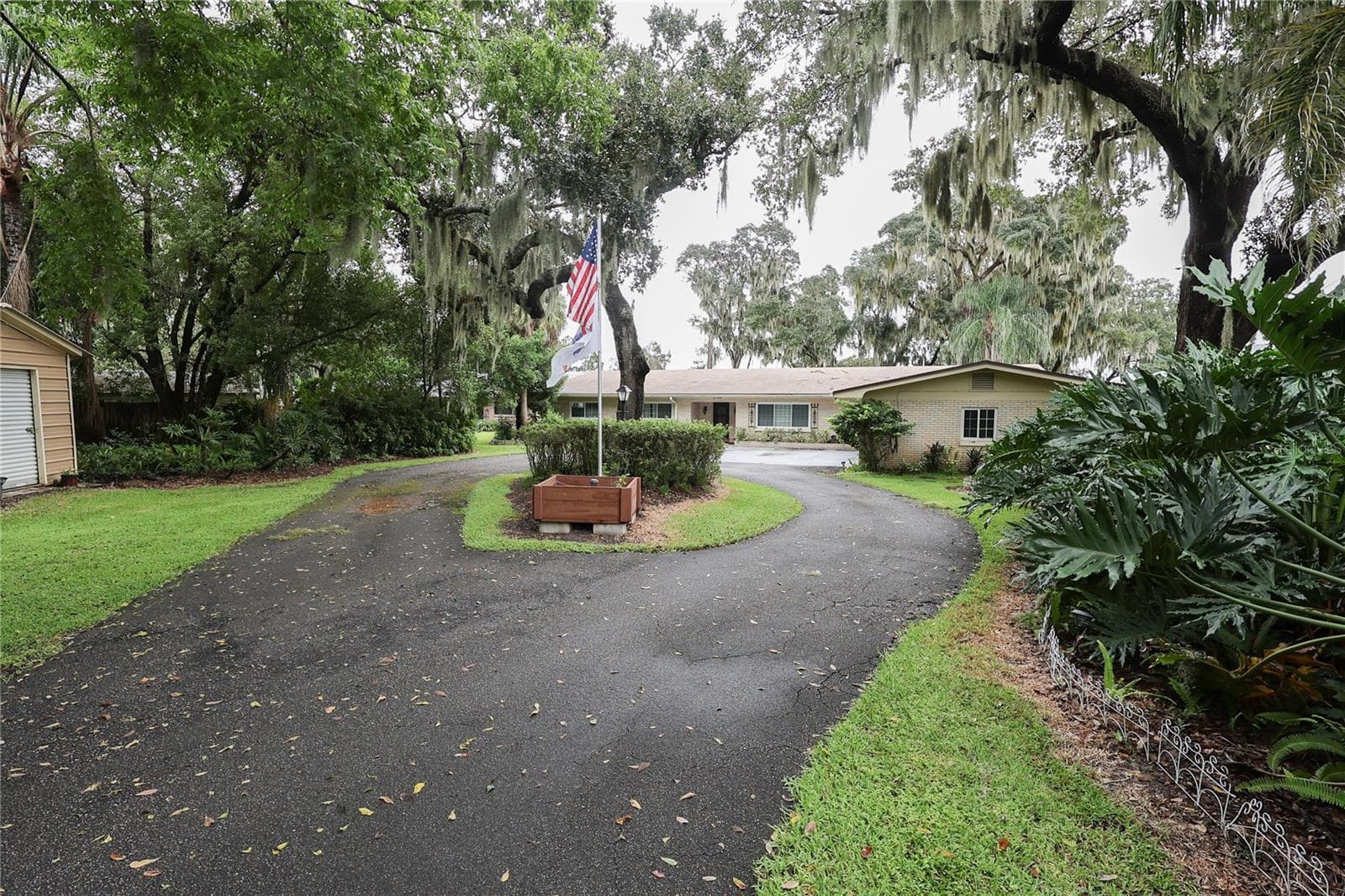 Single Family Residence at 1020 W LAKE HAMILTON DR, WINTER HAVEN, photo 9 of 56