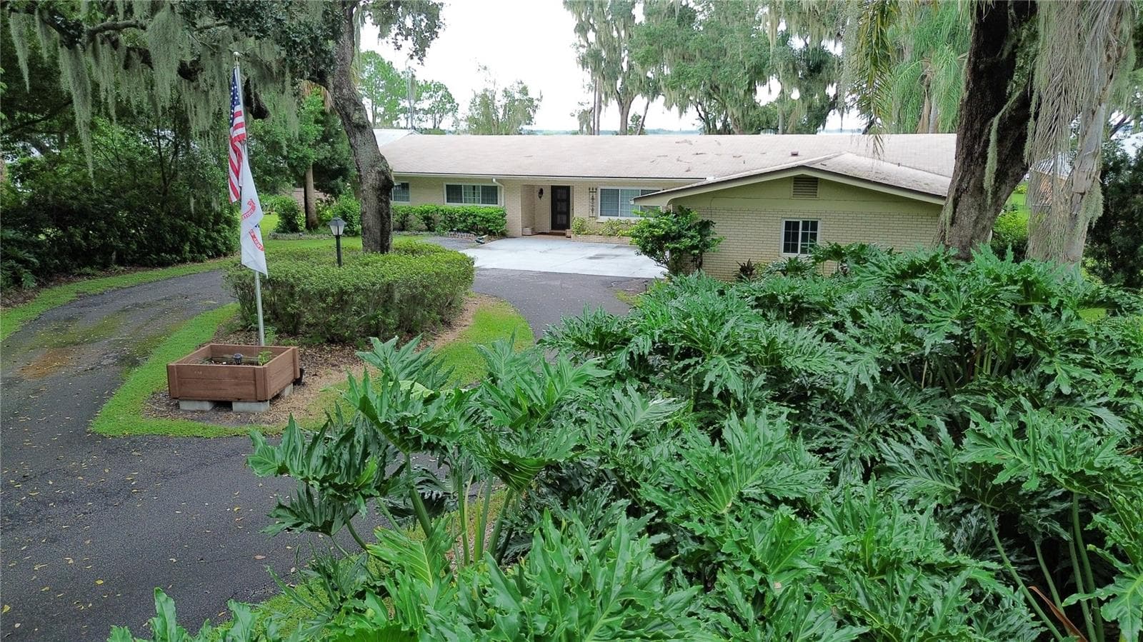 Single Family Residence at 1020 W LAKE HAMILTON DR, WINTER HAVEN, photo 4 of 56