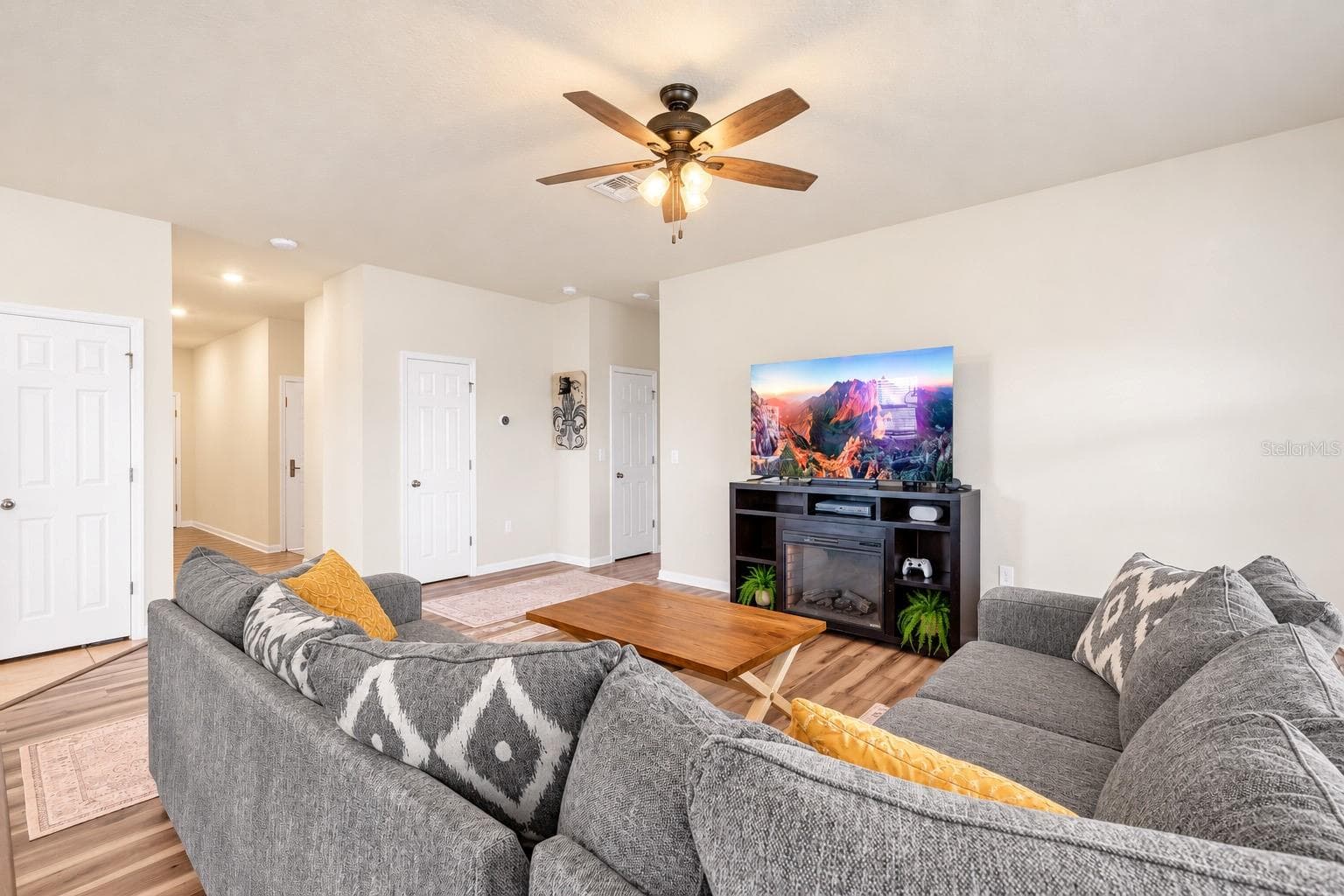Single Family Residence at 272 CITRUS ISLE LOOP, DAVENPORT, photo 5 of 27
