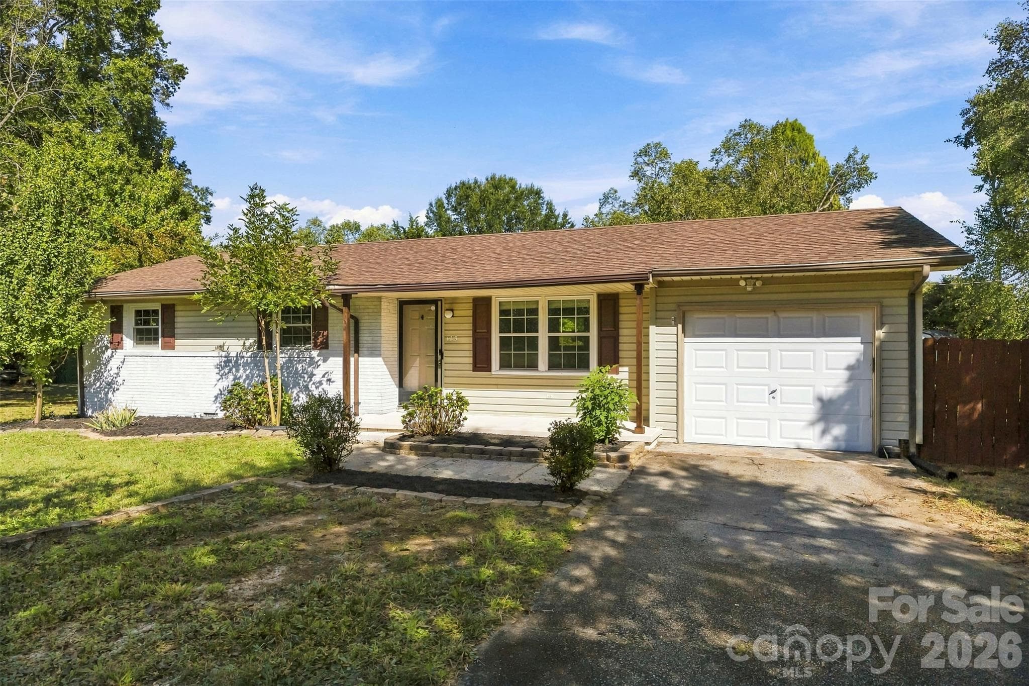 Single Family Residence at 125 Longfield Drive, Mooresville, photo 2 of 35