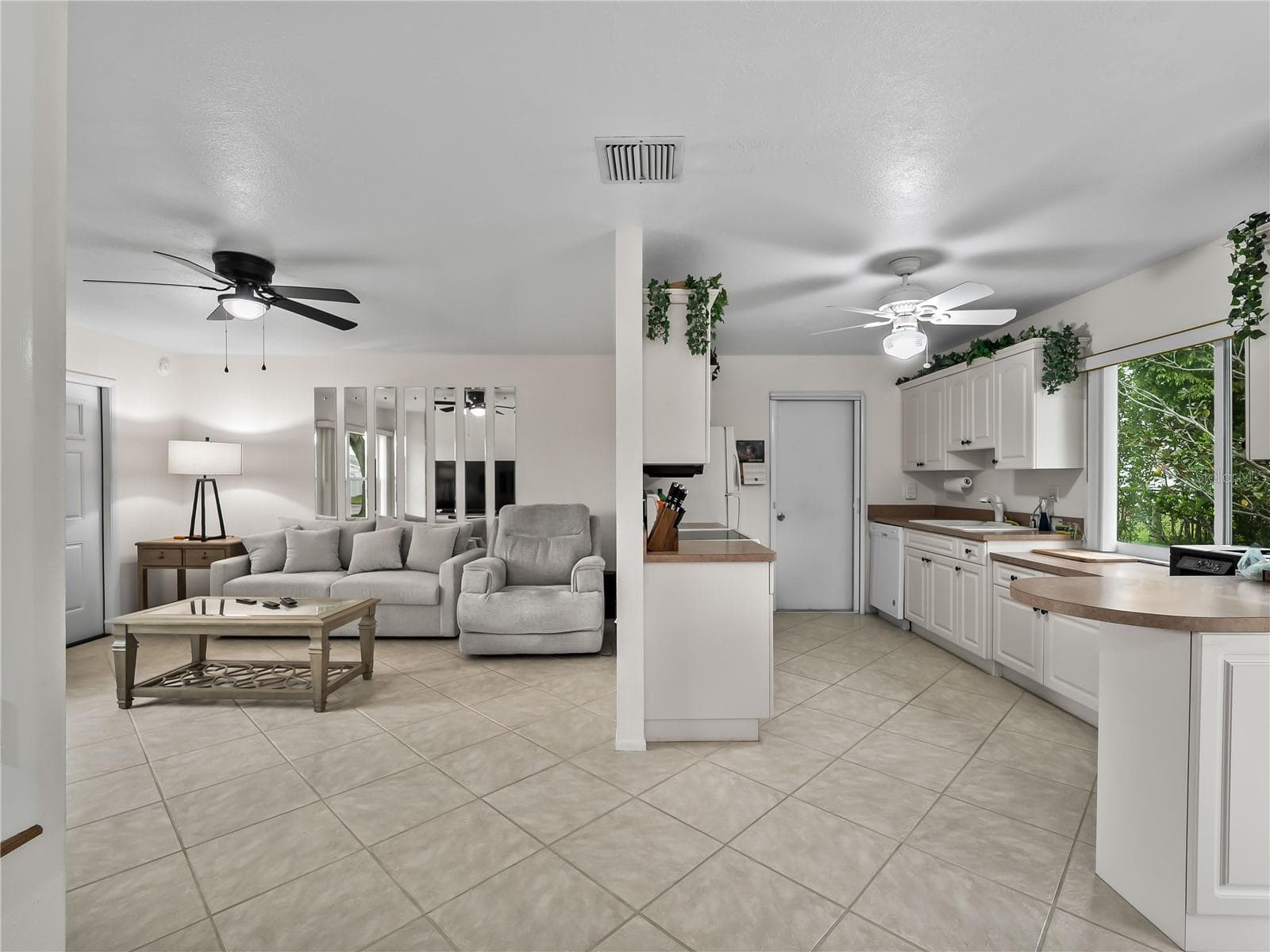 KitchenGreatRoom_8130PickwickRd_NorthPort_OpenConcept_Wide.jpg - 8130 PICKWICK RD, NORTH PORT