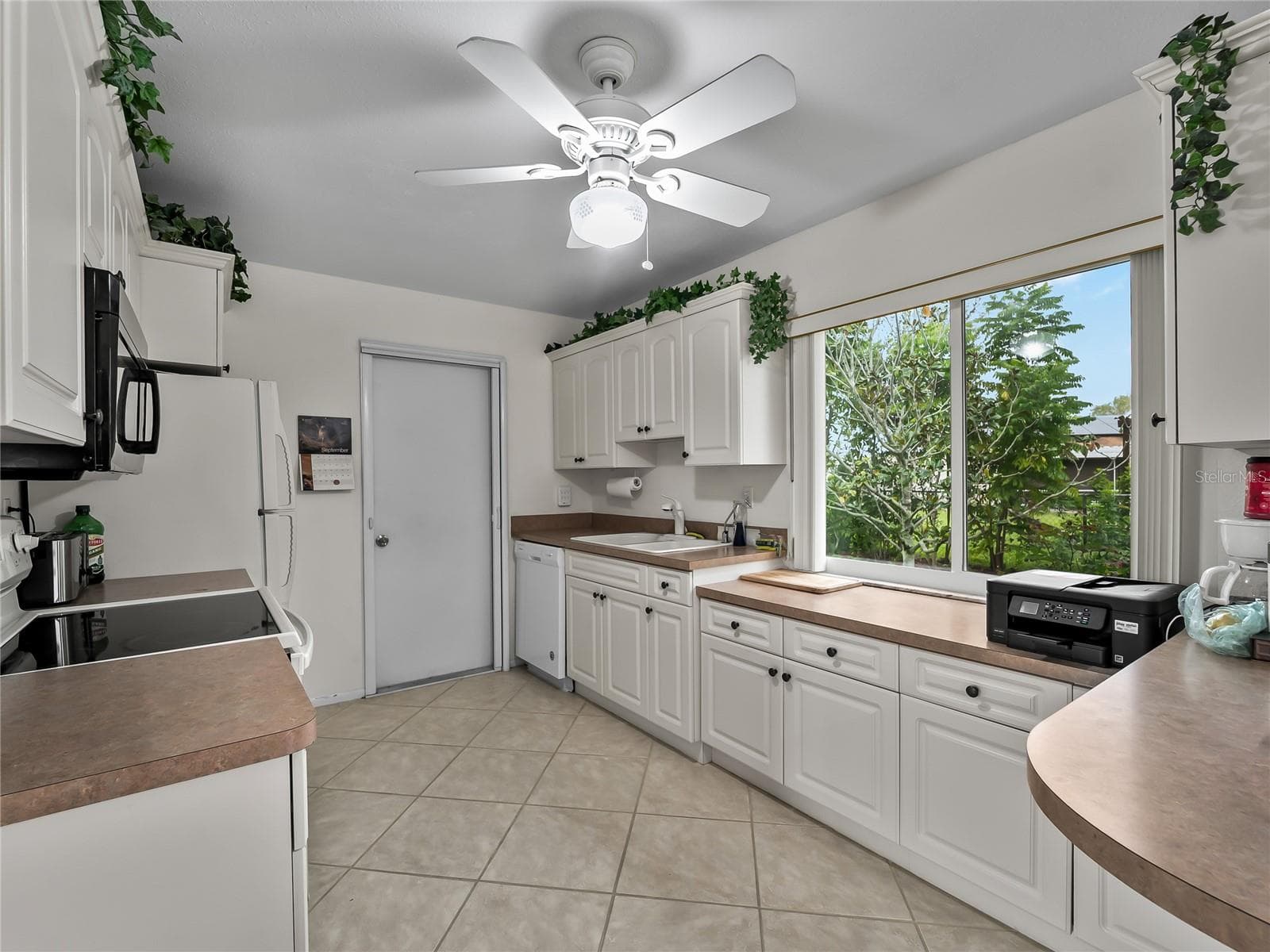 Kitchen_8130PickwickRd_NorthPort_WhiteCabinetry_WindowView.jpg - 8130 PICKWICK RD, NORTH PORT