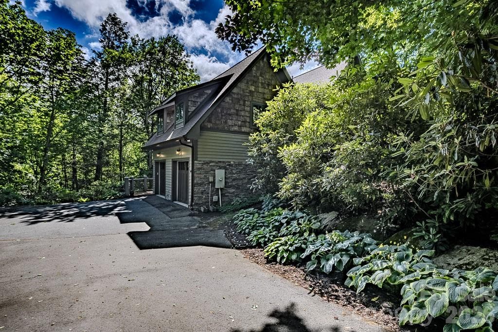 Single Family Residence at 190 New River Lake Drive, Blowing Rock, photo 5 of 45