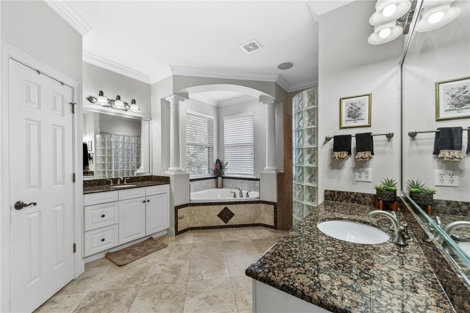 MASTER BATHROOM FULL VIEW W GARDEN TUB - 755 MILLS ESTATE PL, CHULUOTA