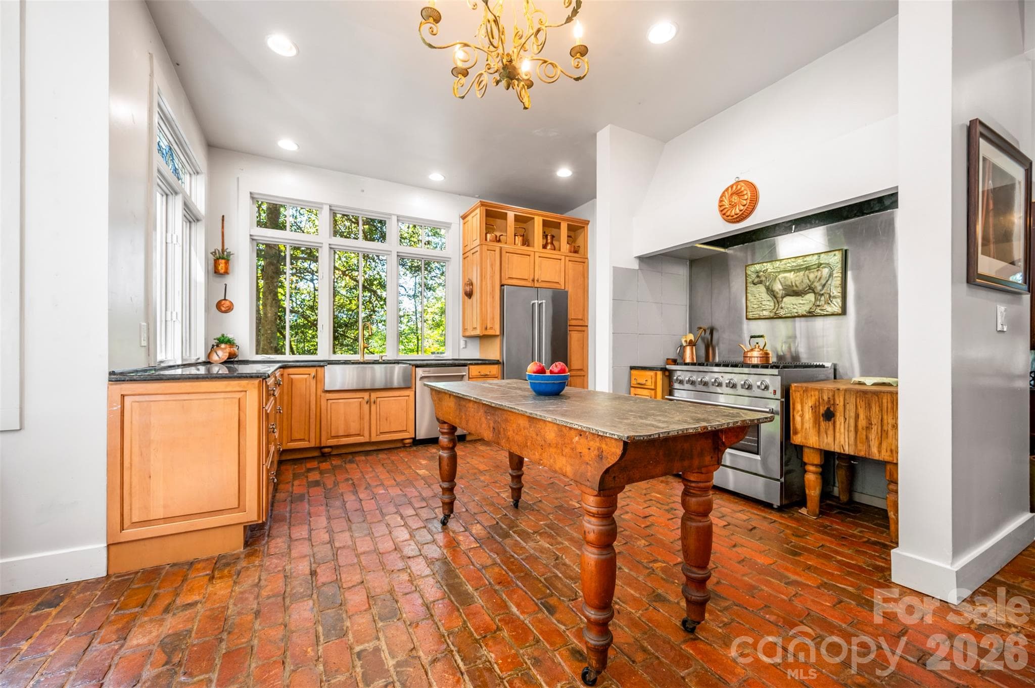 Welcoming kitchen, perfect for entertaining . - 600 John Weaver Road, Columbus