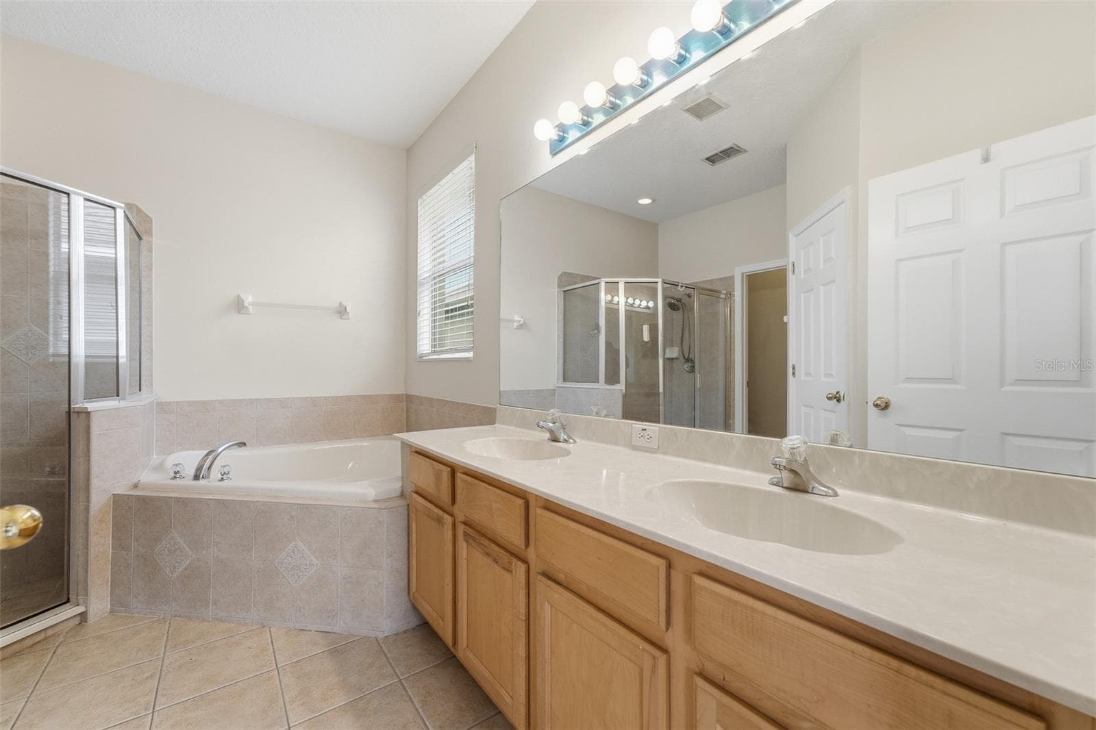 Single Family Residence at 185 VENETIAN BAY CIR, SANFORD, photo 18 of 41