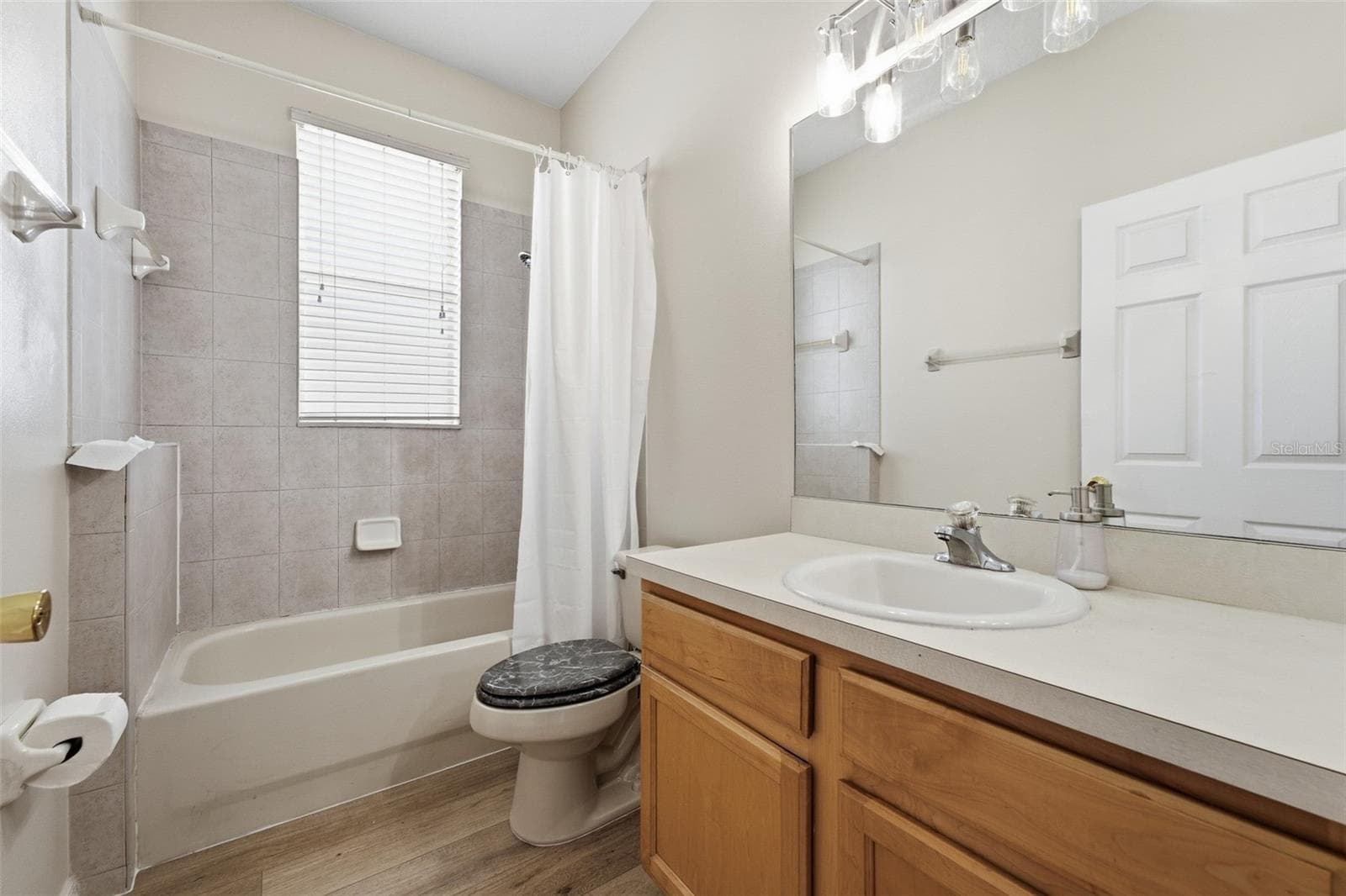 Single Family Residence at 185 VENETIAN BAY CIR, SANFORD, photo 27 of 41