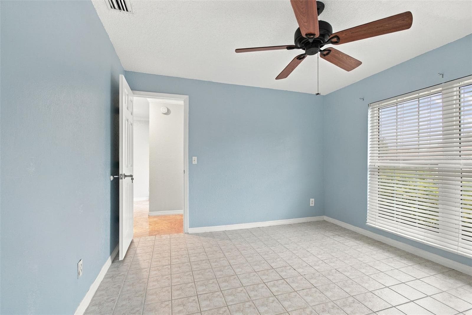 View looking towards entry. - 2254 HERON CIR, CLEARWATER