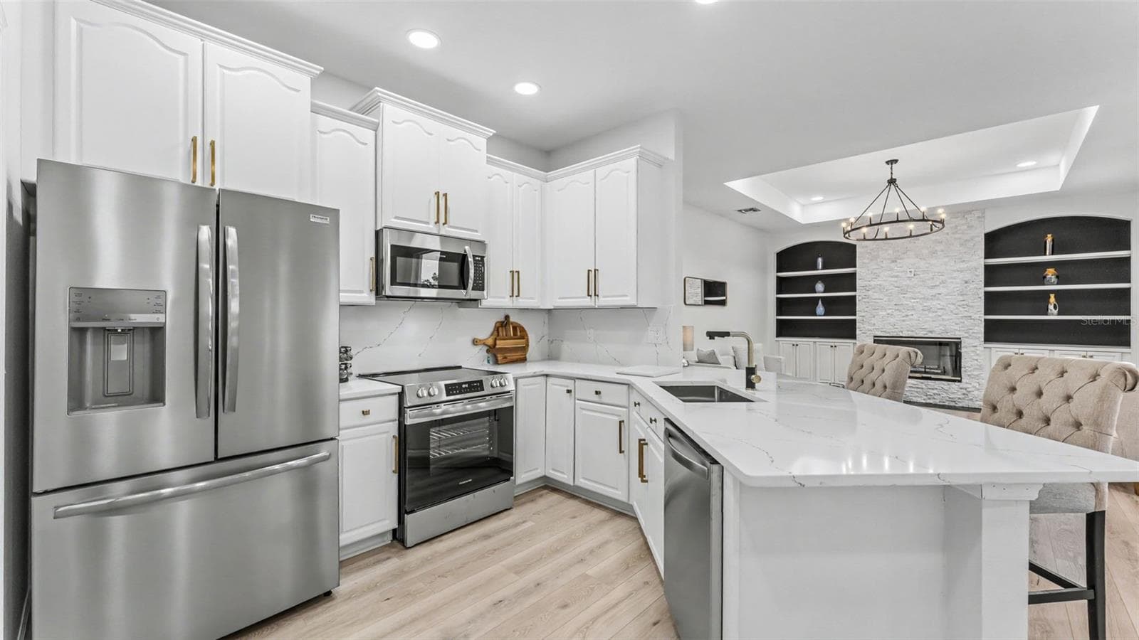 Gorgeous Kitchen with Quartz Counter tops and backsplash and New Stainless Steel Appliances - 2514 COLONEL FORD DR, LAKELAND