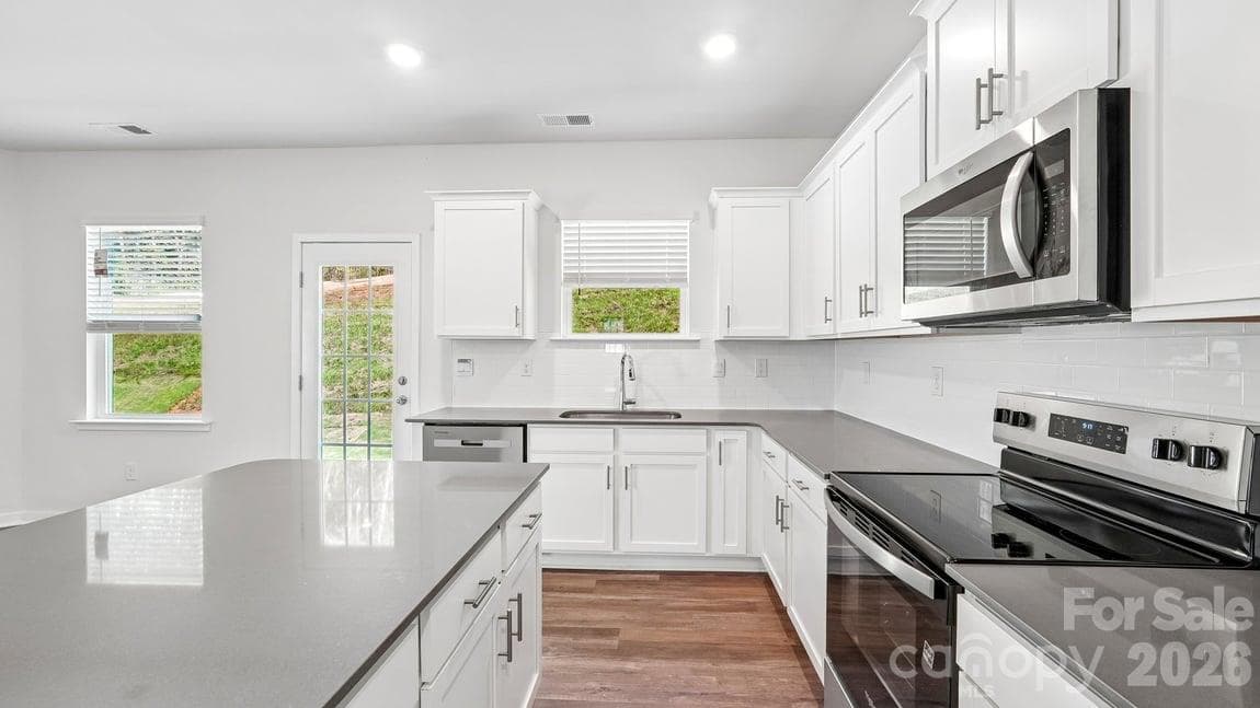 Single Family Residence at 552 Dazzle Loop, Newton, photo 20 of 64