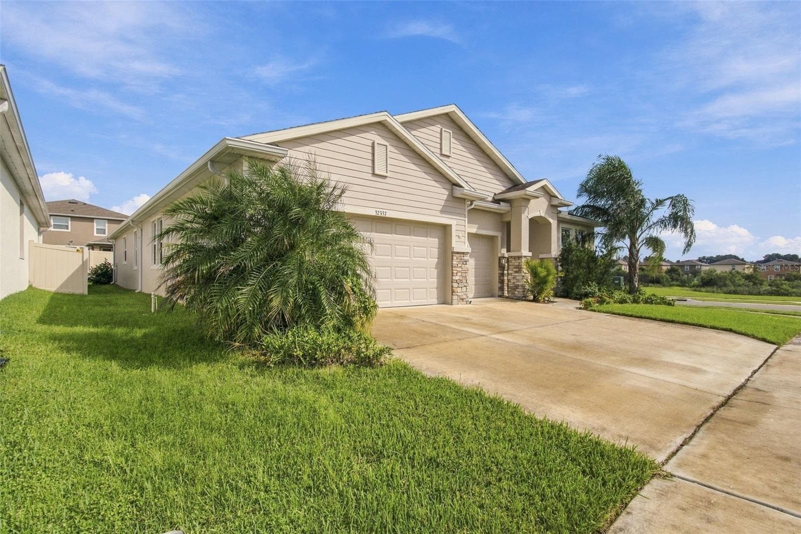 Single Family Residence at 32337 CONCHSHELL SAIL ST, WESLEY CHAPEL, photo 2 of 84