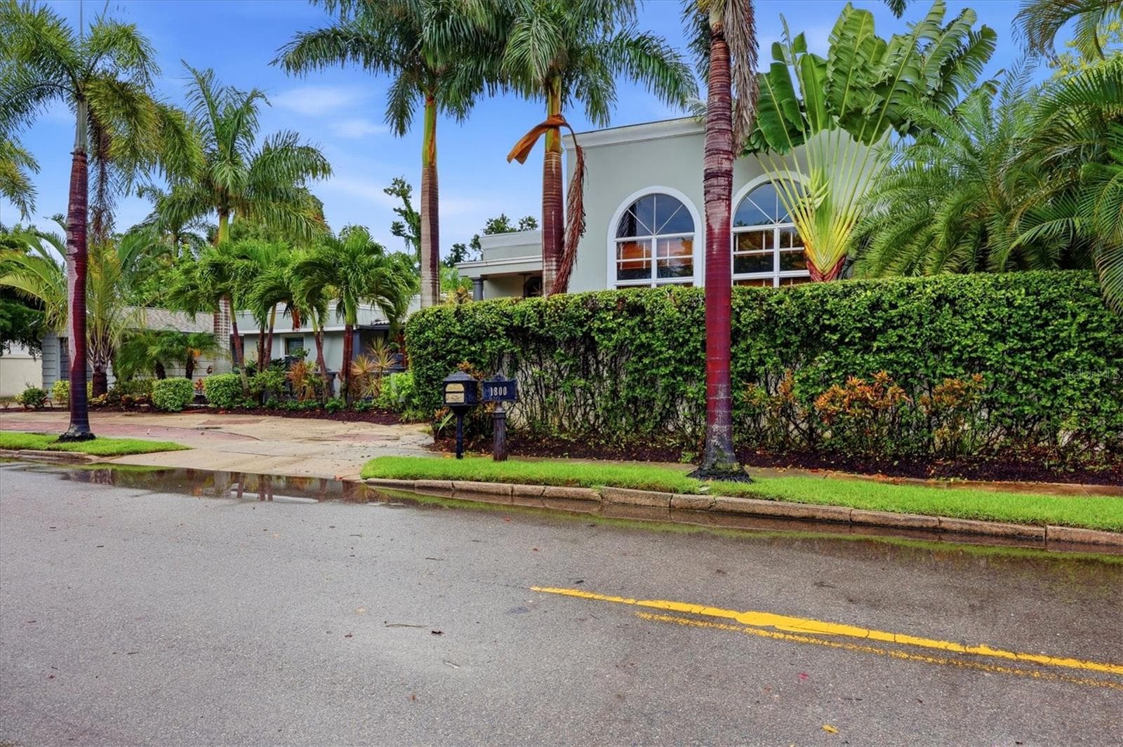 Circular Driveway - 1800 ALTA VISTA ST, SARASOTA