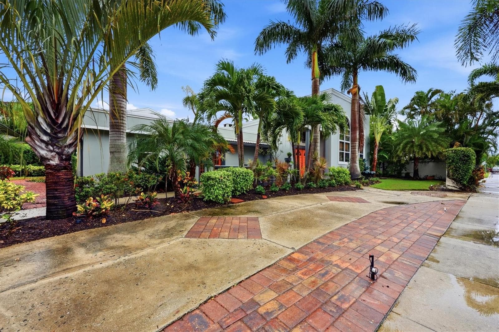 Circular Driveway - 1800 ALTA VISTA ST, SARASOTA