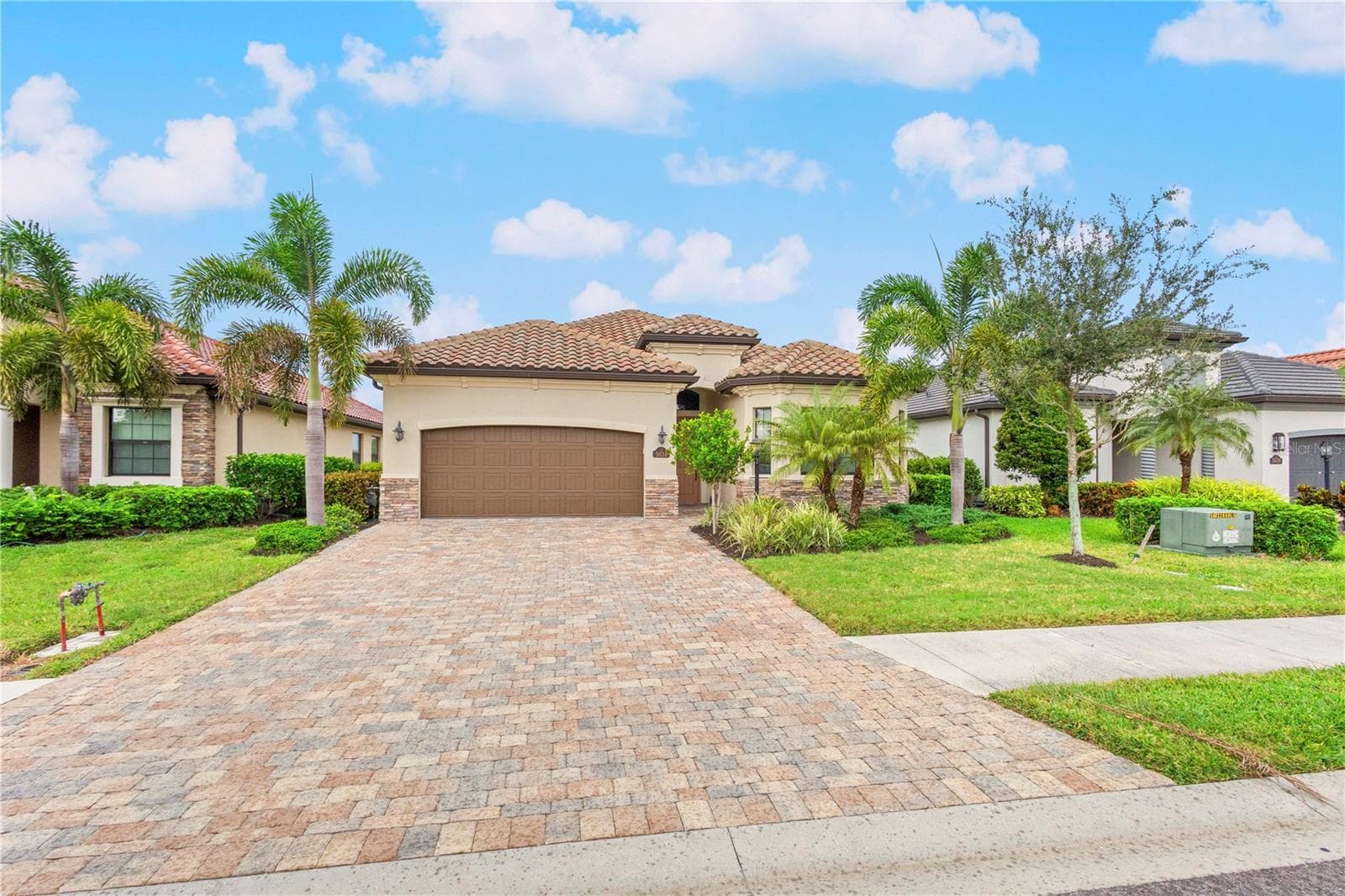 Single Family Residence at 5634 CHEECH GLN, LAKEWOOD RANCH, photo 2 of 35