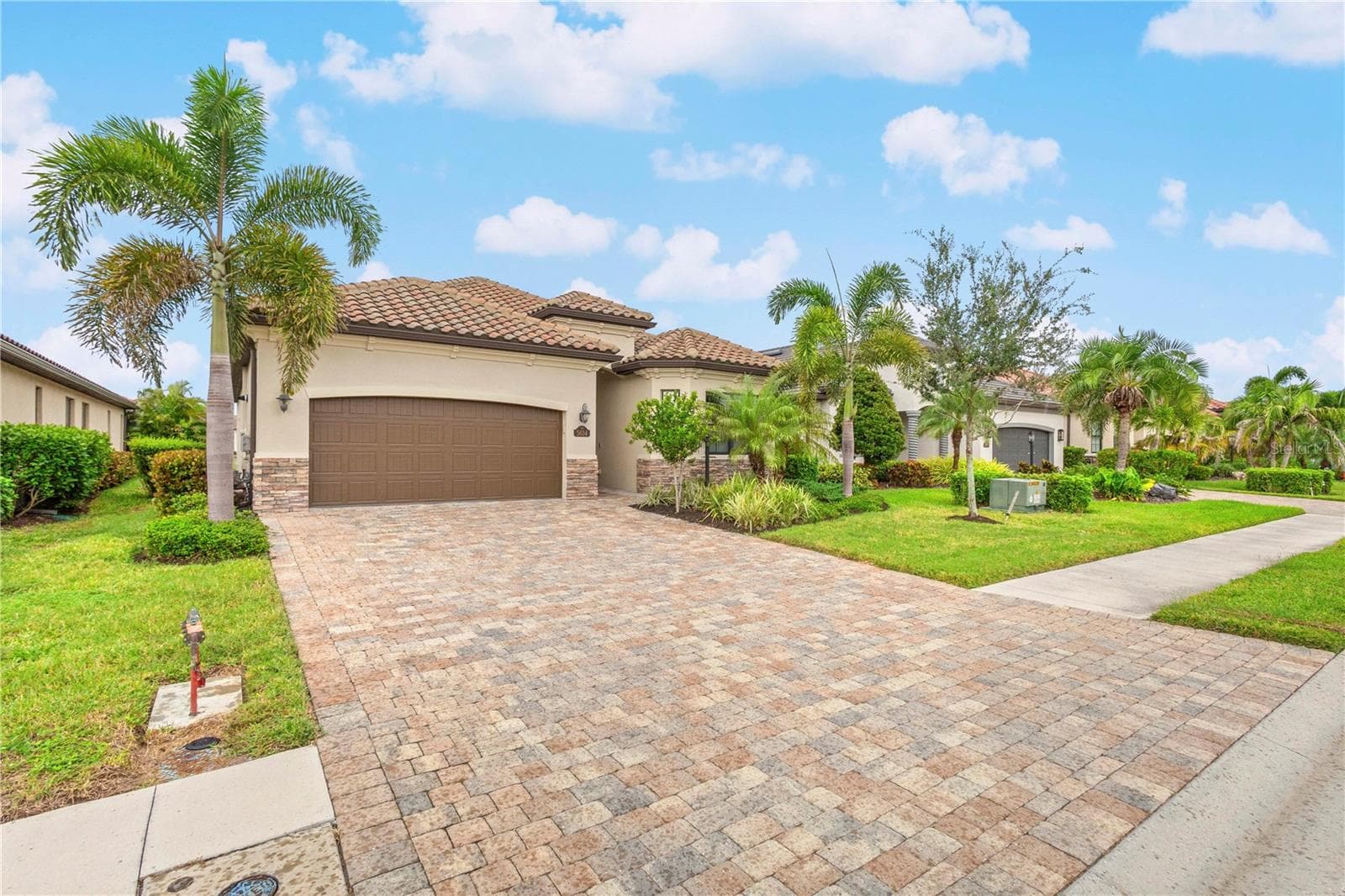 Single Family Residence at 5634 CHEECH GLN, LAKEWOOD RANCH, photo 3 of 35
