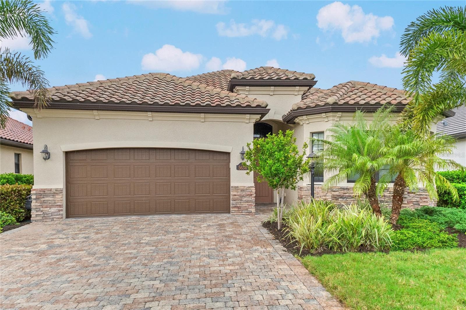 Single Family Residence at 5634 CHEECH GLN, LAKEWOOD RANCH, photo 4 of 35