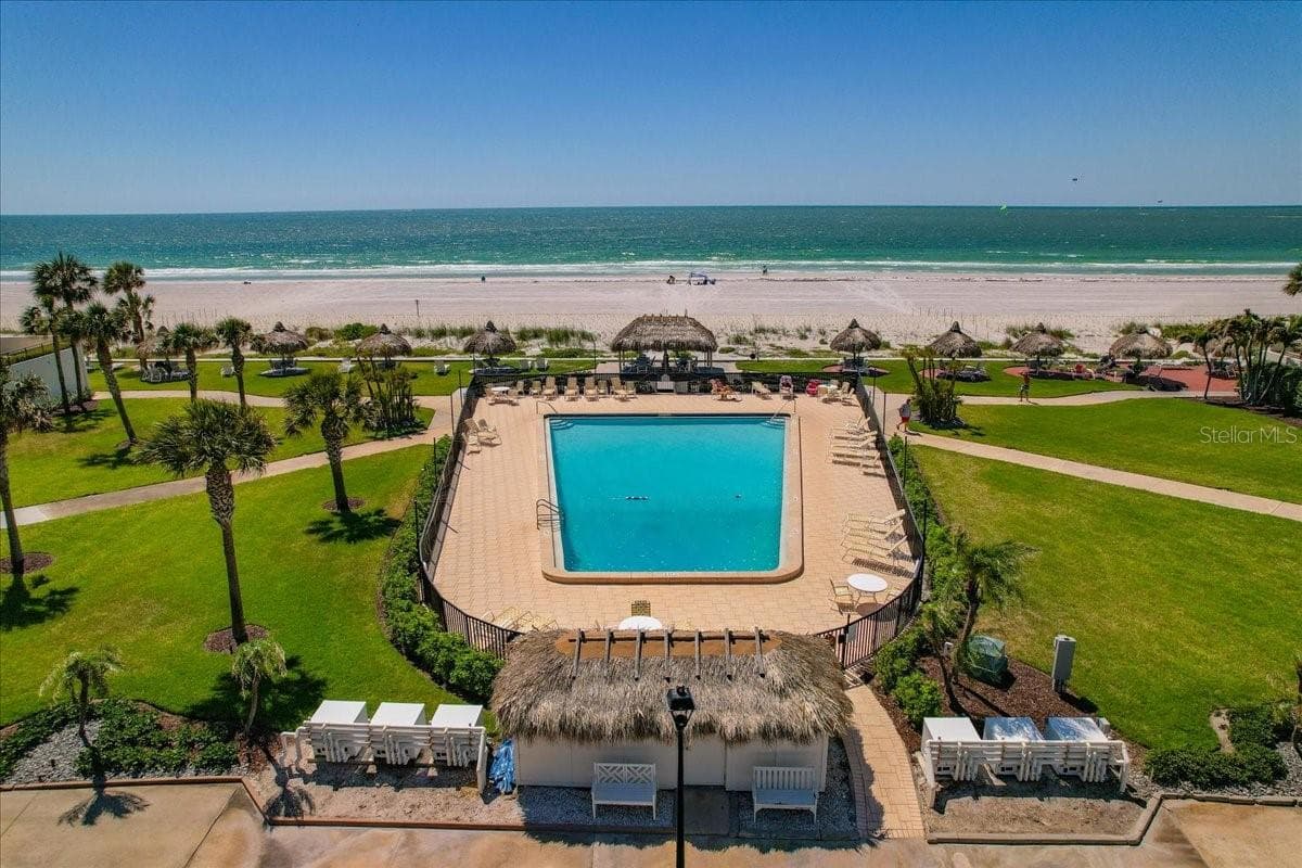 ENJOY THE SANDY WHITE BEACH AS YOUR BACKYARD! - 1430 GULF BLVD #407, CLEARWATER BEACH