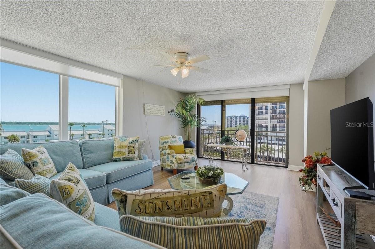 LIGHT AND BRIGHT WITH GORGEOUS VIEWS! - 1430 GULF BLVD #407, CLEARWATER BEACH