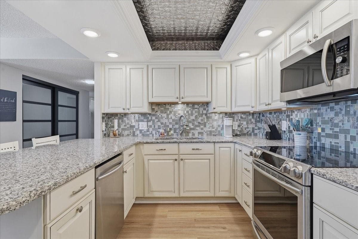 GRANITE COUNTERTOPS AND GLASS TILE BACKSPLASH ~ IT'S ALL ABOUT THE DETAILS! - 1430 GULF BLVD #407, CLEARWATER BEACH