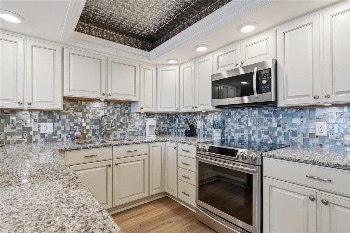YOU WILL LOVE COOKING HERE! - 1430 GULF BLVD #407, CLEARWATER BEACH