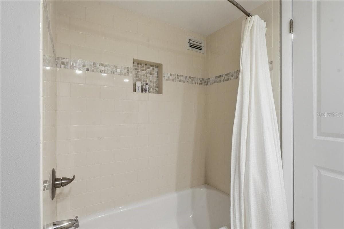 SHOWER/TUB COMBO IN THE PRIMARY BATH - 1430 GULF BLVD #407, CLEARWATER BEACH