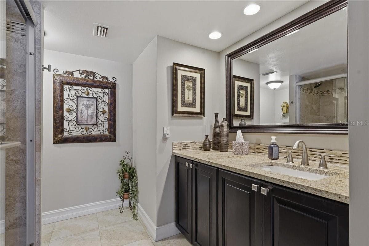 OVERSIZED GUEST BATHROOM ~ BEAUTIFUL APPOINTMENTS! - 1430 GULF BLVD #407, CLEARWATER BEACH