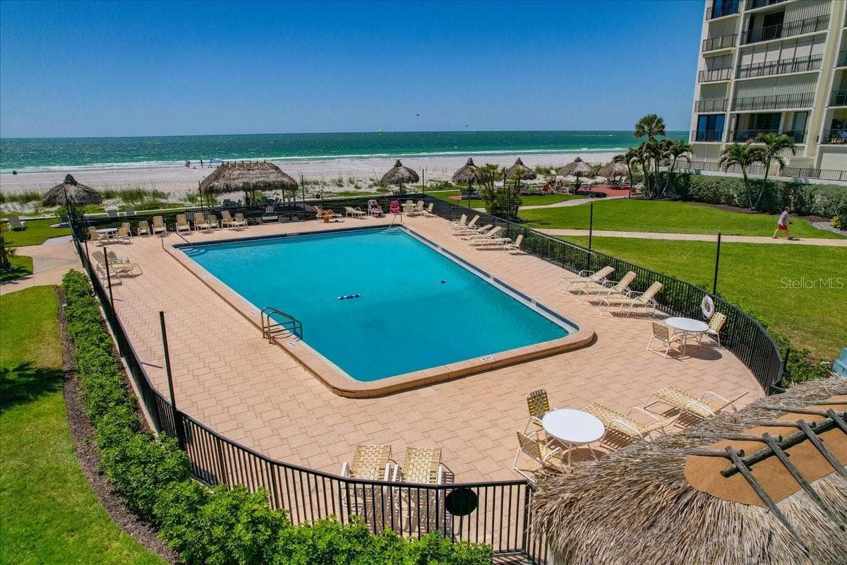 OVERSIZED BEAUTIFUL WATERFRONT POOL! - 1430 GULF BLVD #407, CLEARWATER BEACH
