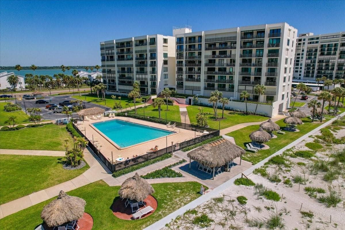 LIVE LIKE YOU ARE ON VACATION!! - 1430 GULF BLVD #407, CLEARWATER BEACH