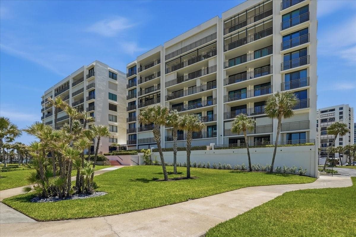WELL MANICURED AND TROPICAL LANDSCAPING SURROUNDS YOU! - 1430 GULF BLVD #407, CLEARWATER BEACH