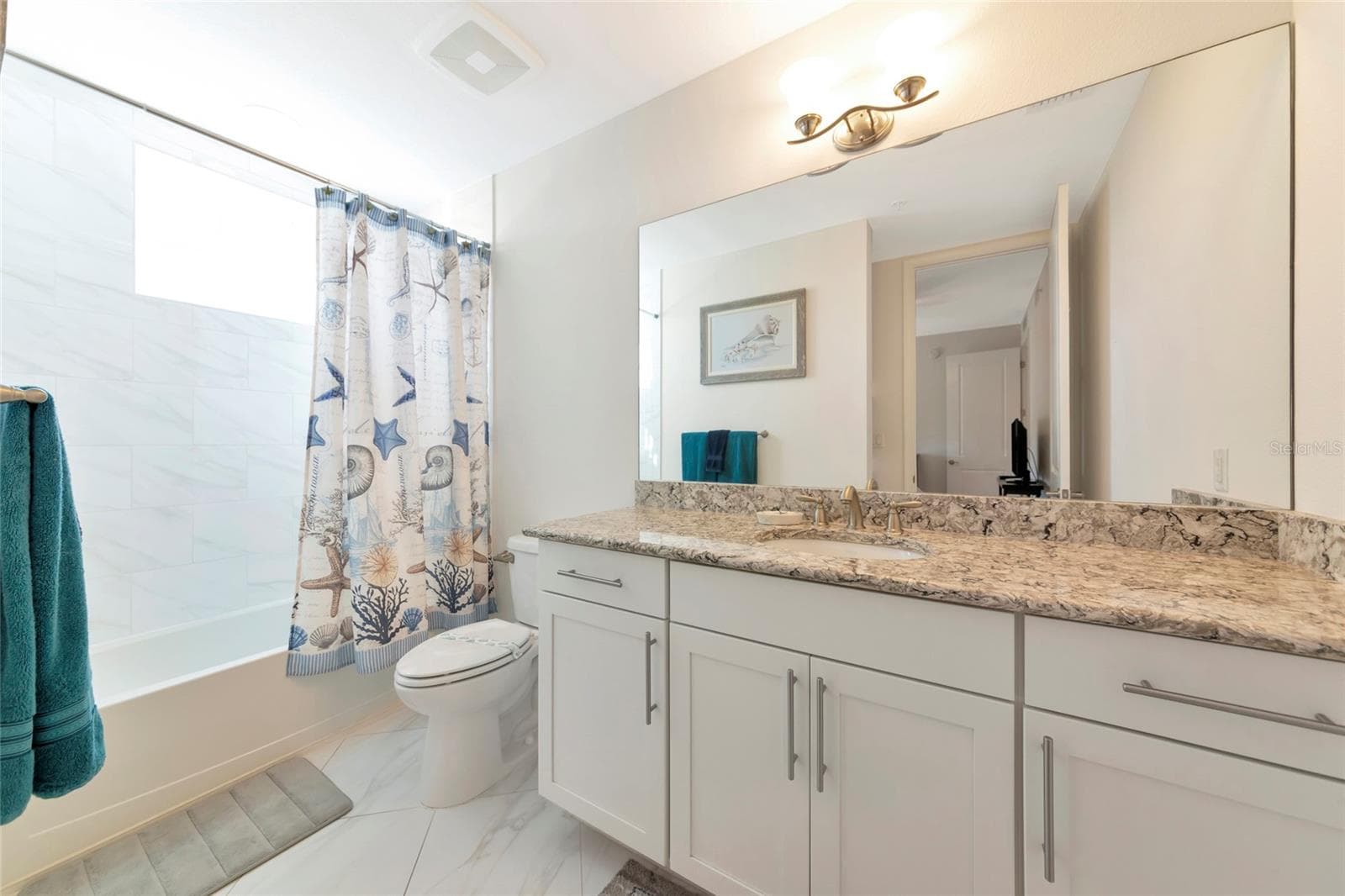 second bedroom en suite with tub - 395 ARUBA CIR #203, BRADENTON