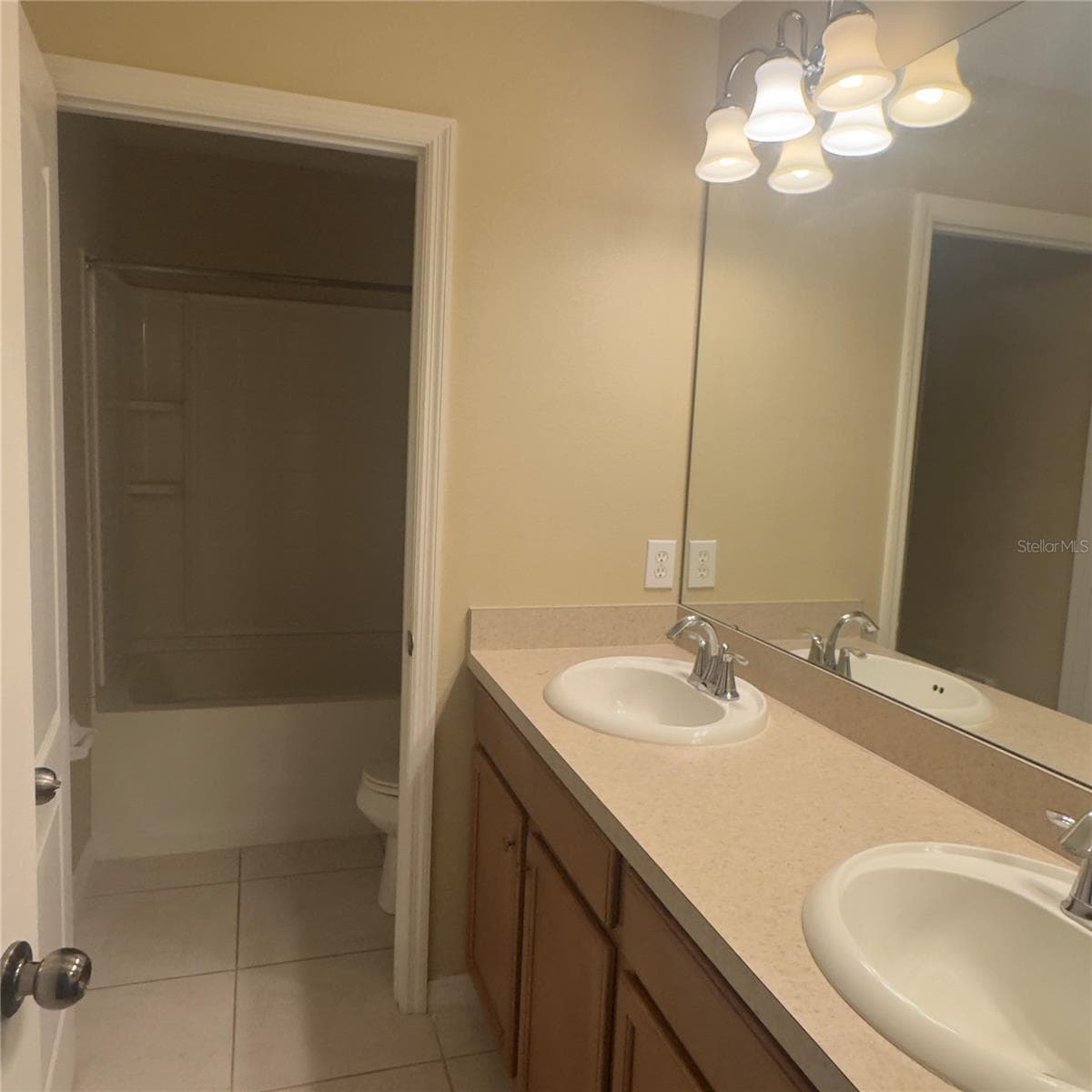 Single Family Residence at 14207 CRAFTSBURY CT, ORLANDO, photo 6 of 10