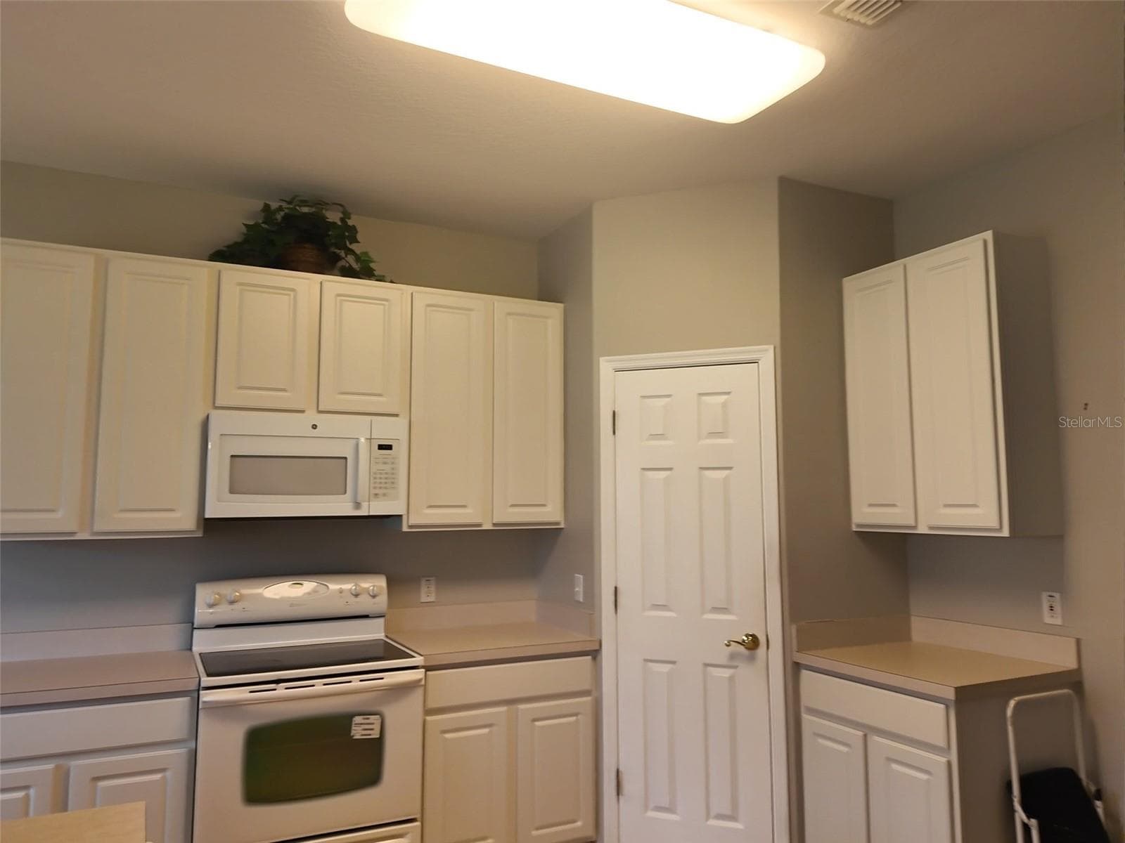 Single Family Residence at 356 LAKE CASSIDY DR, POINCIANA, photo 10 of 19