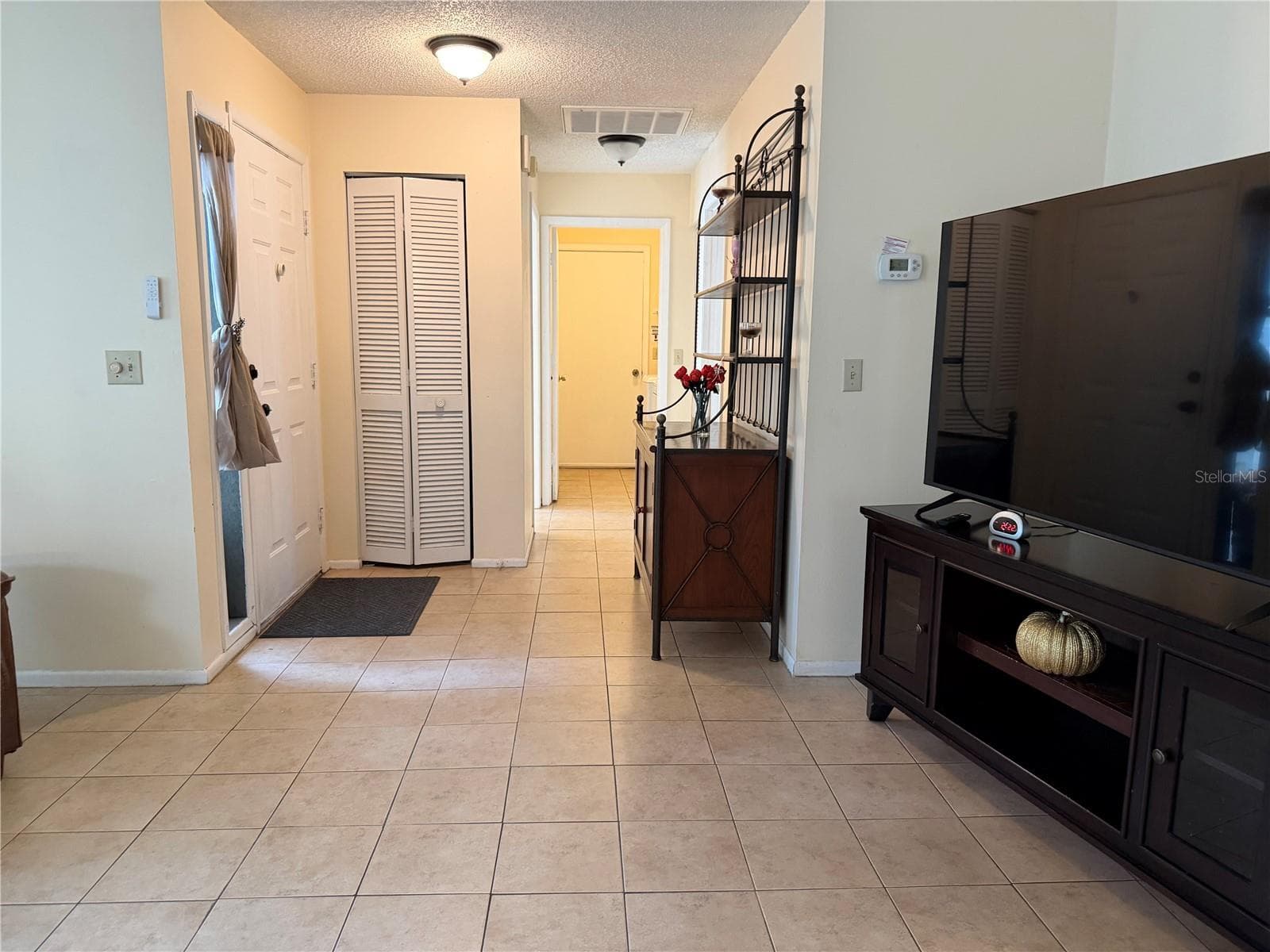 Living Room towards foyer - 13811 LAZY OAK DR #21, TAMPA