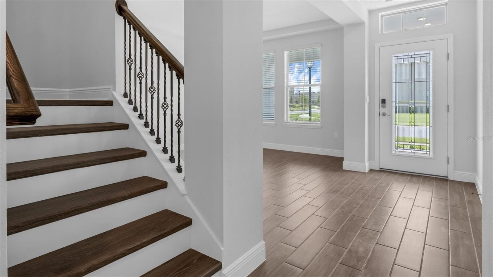 Single Family Residence at 11815 SHINE VIEW LN, WINTER GARDEN, photo 2 of 60