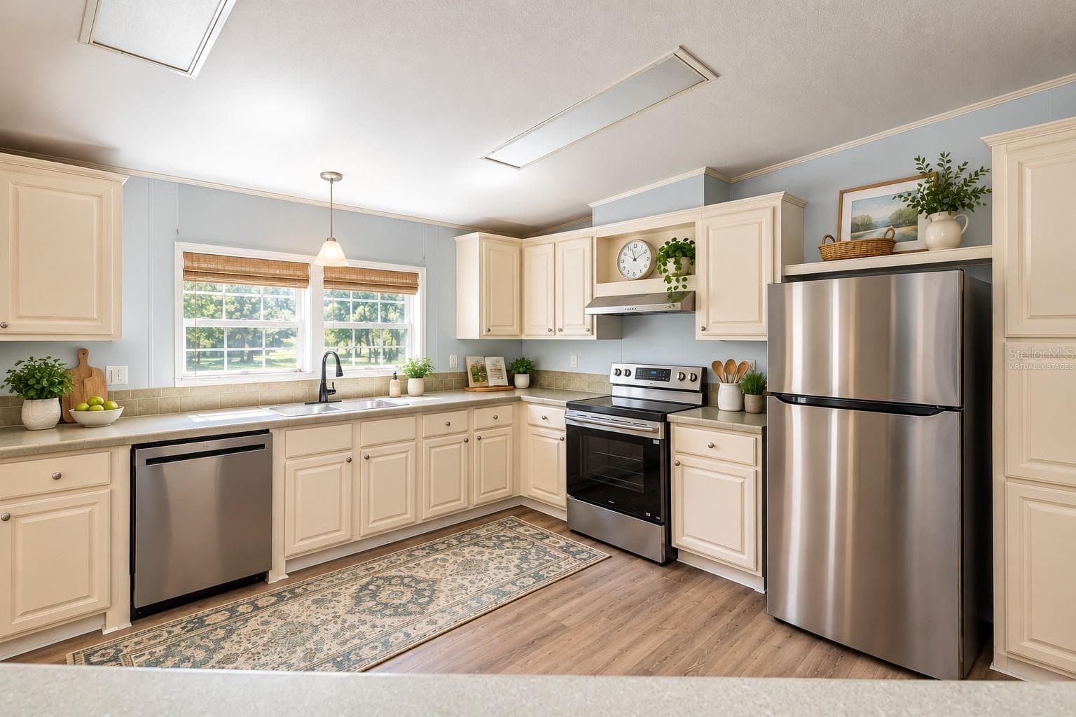 Virtually staged decor. - 14221 HURRICANE DR, WEEKI WACHEE