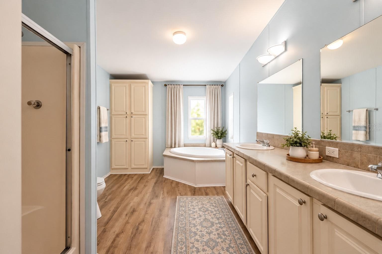 Virtually staged primary bath. - 14221 HURRICANE DR, WEEKI WACHEE