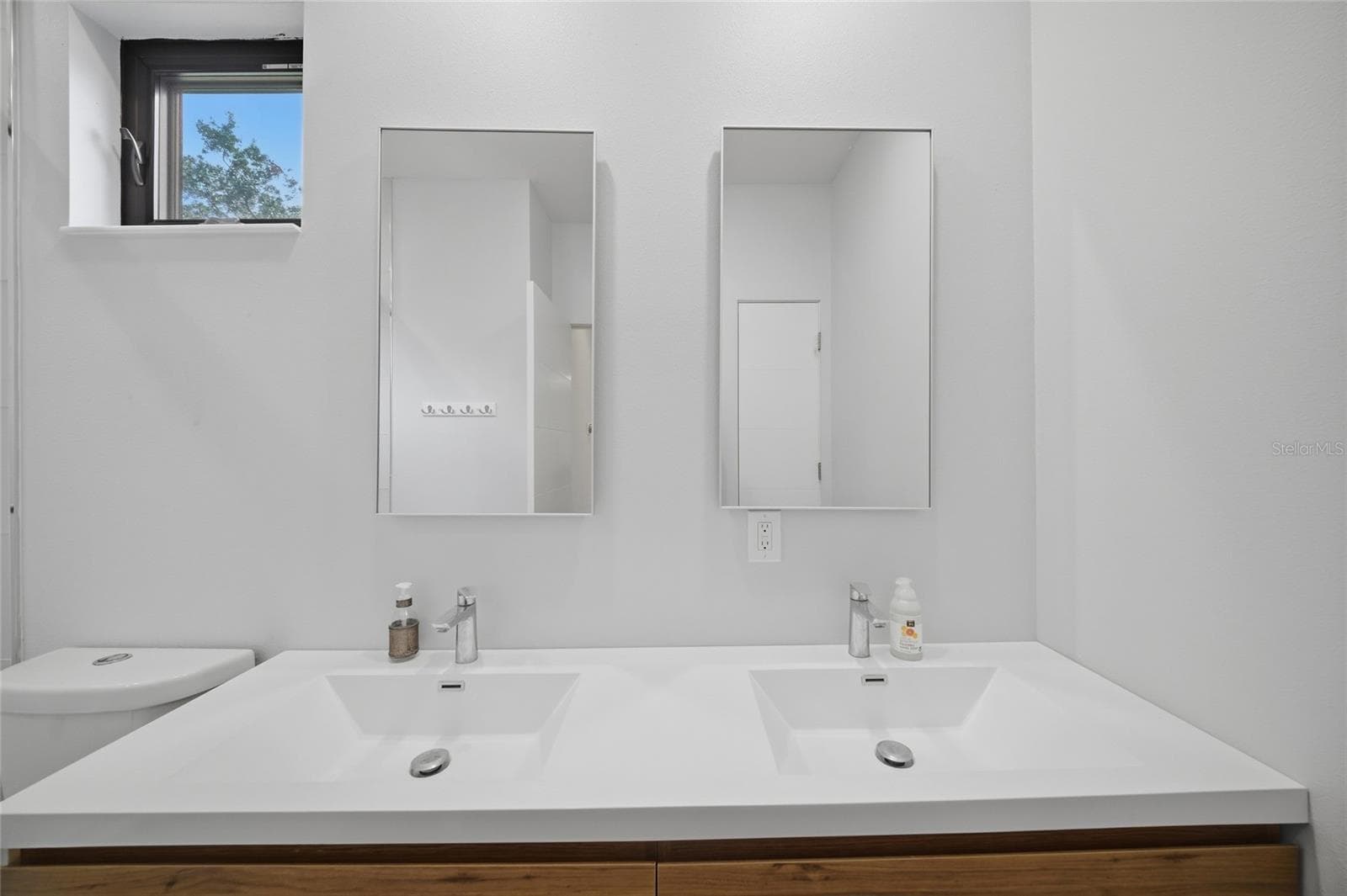 Single Family Residence at 2476 FLOYD ST, SARASOTA, photo 42 of 75
