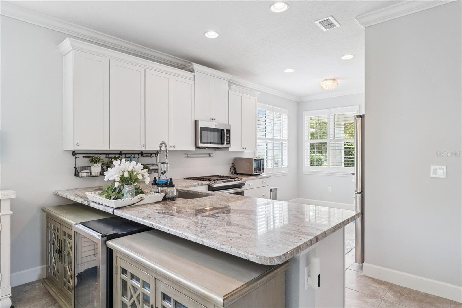 9'6" x 11' Kitchen w/ 42" "soft close" cabinets, granite countertops & crown molding - 1305 HAYTON AVE., DELAND