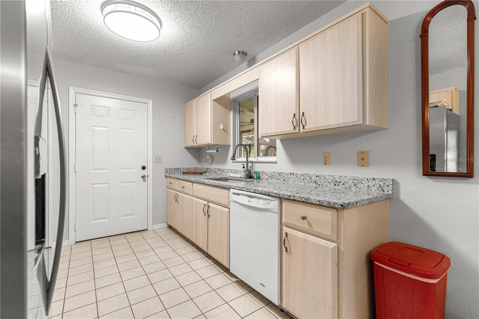KITCHEN GRANITE COUNTERTOPS AND TILE FLOORING - 10434 SE 178TH PL, SUMMERFIELD