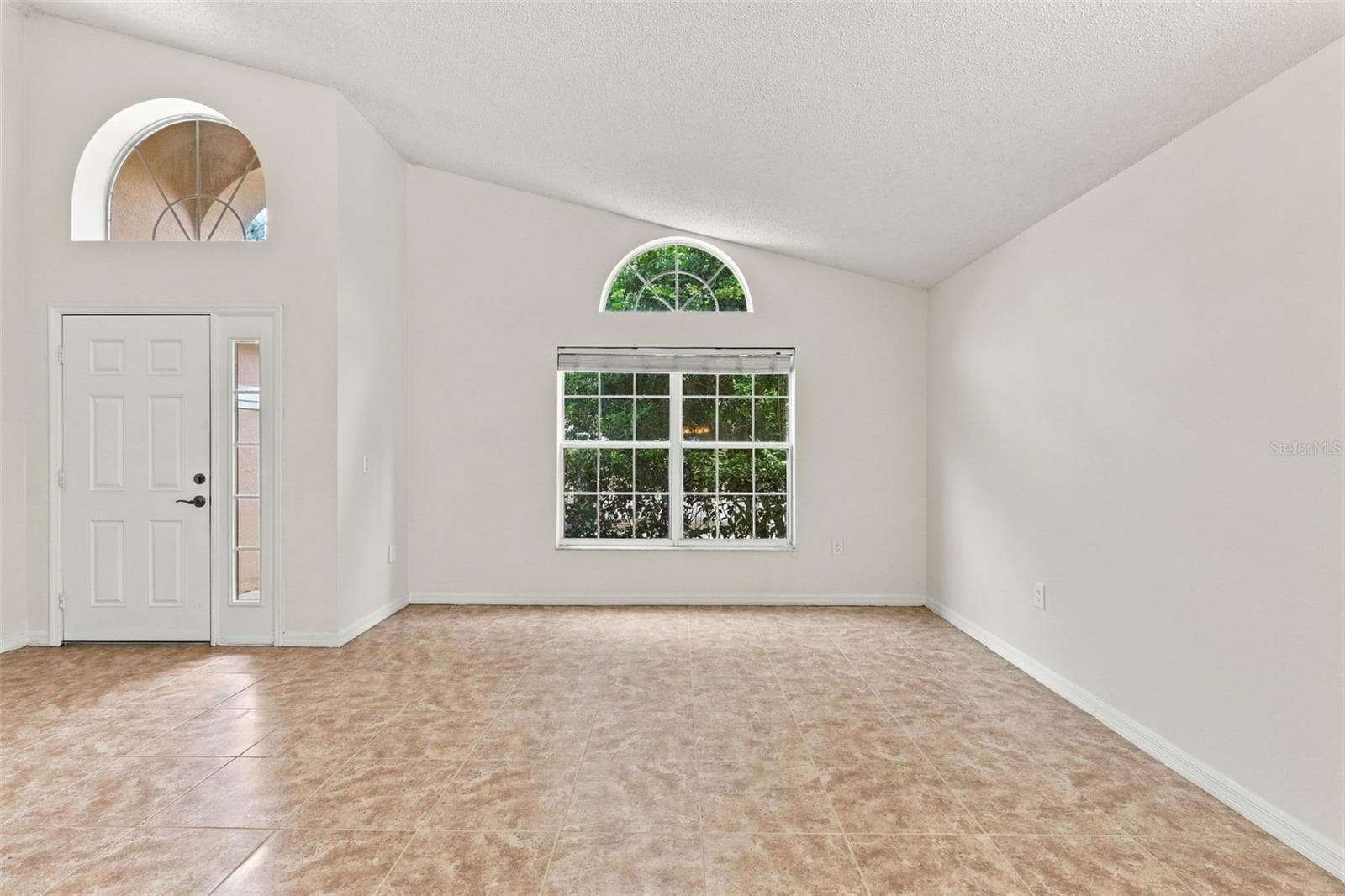 Living Room - 5742 ESSEX ISLE DR, ORLANDO