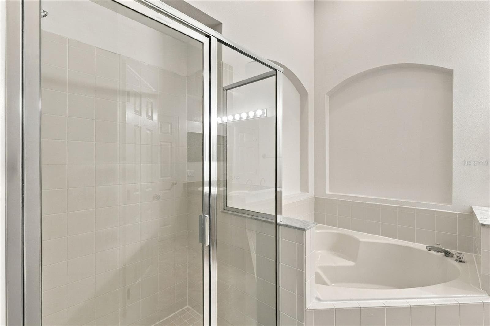 Primary Suite - Bathroom - 5742 ESSEX ISLE DR, ORLANDO
