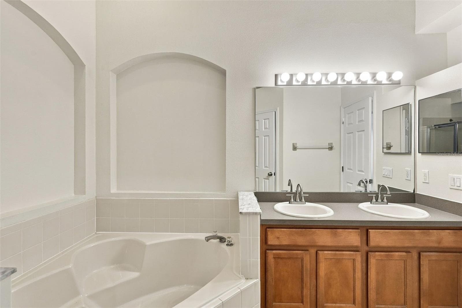 Primary Suite - Bathroom - 5742 ESSEX ISLE DR, ORLANDO