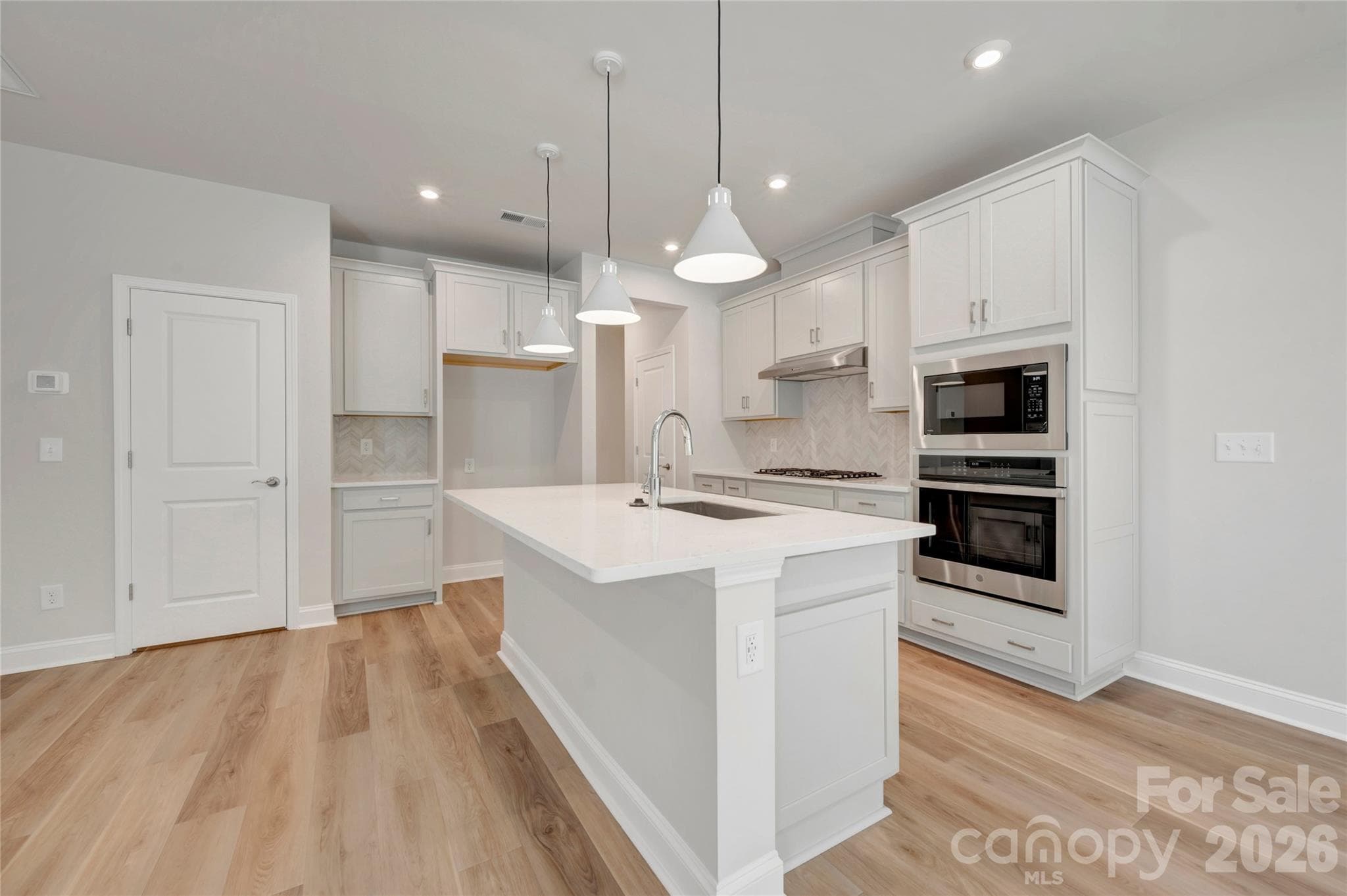 Gourmet kitchen with gas cooktop - Fort Mill