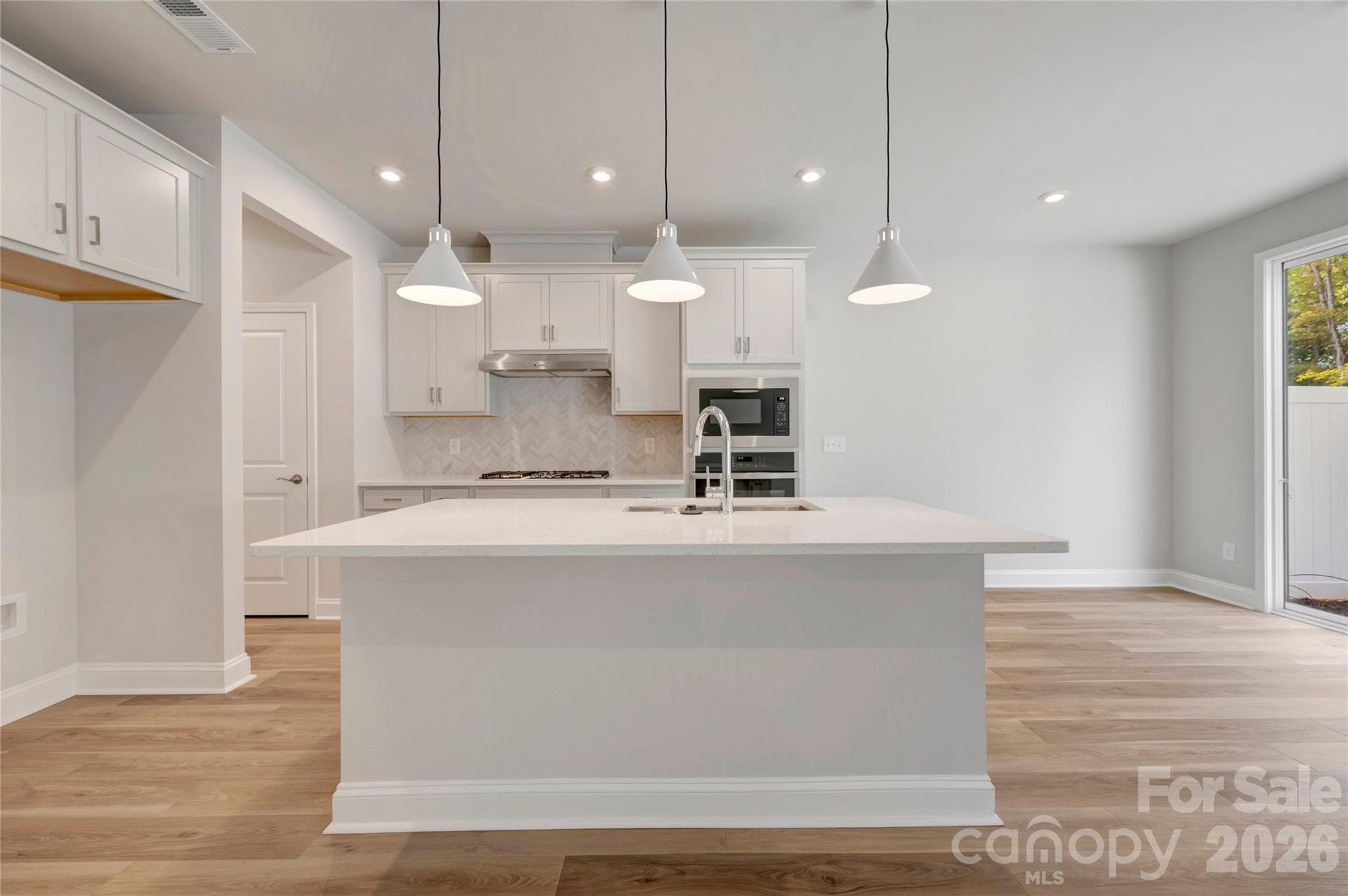 Gourmet kitchen with island - Fort Mill