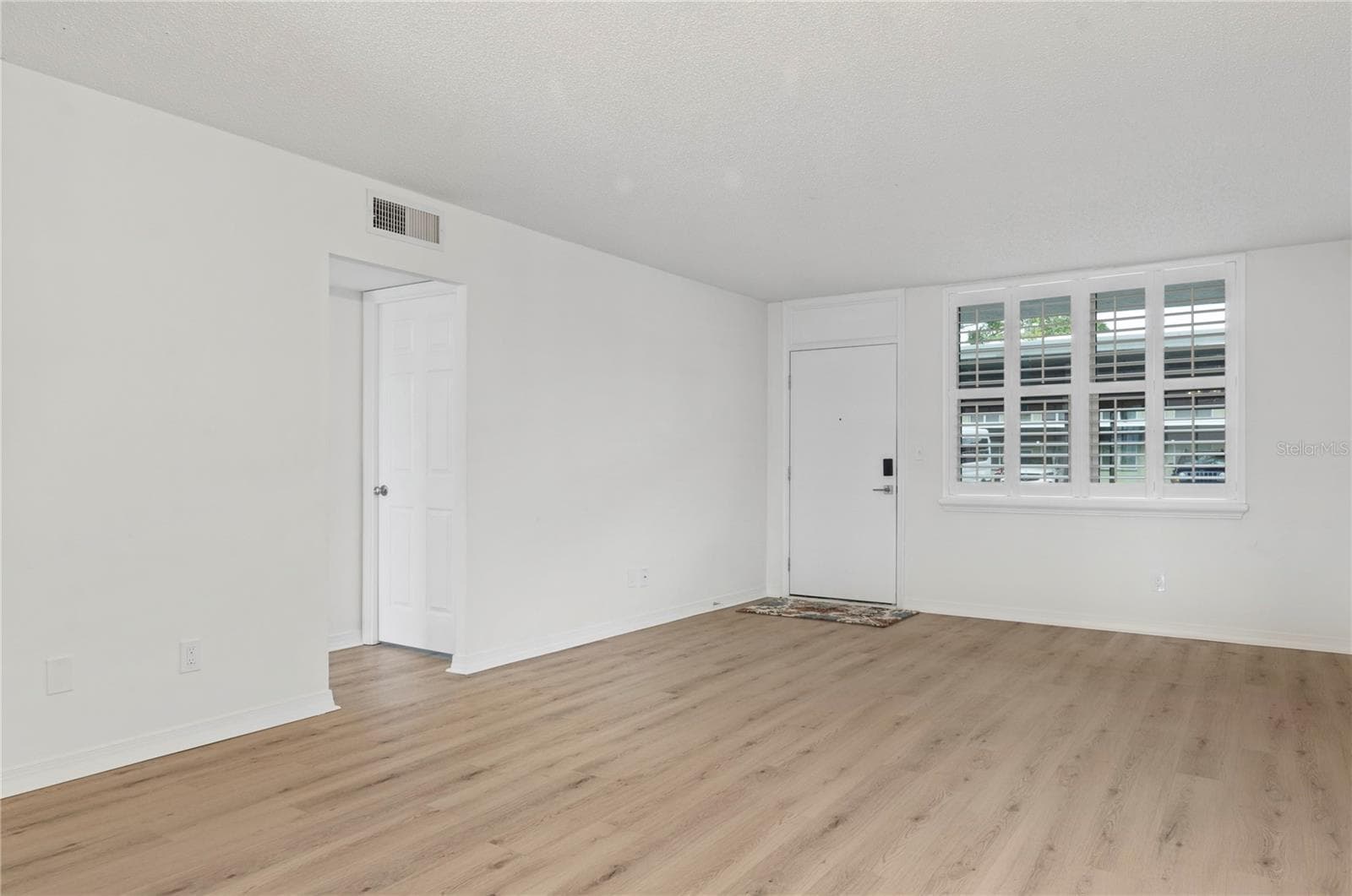 LIVING ROOM - 4895 BAY ST NE #109, ST PETERSBURG