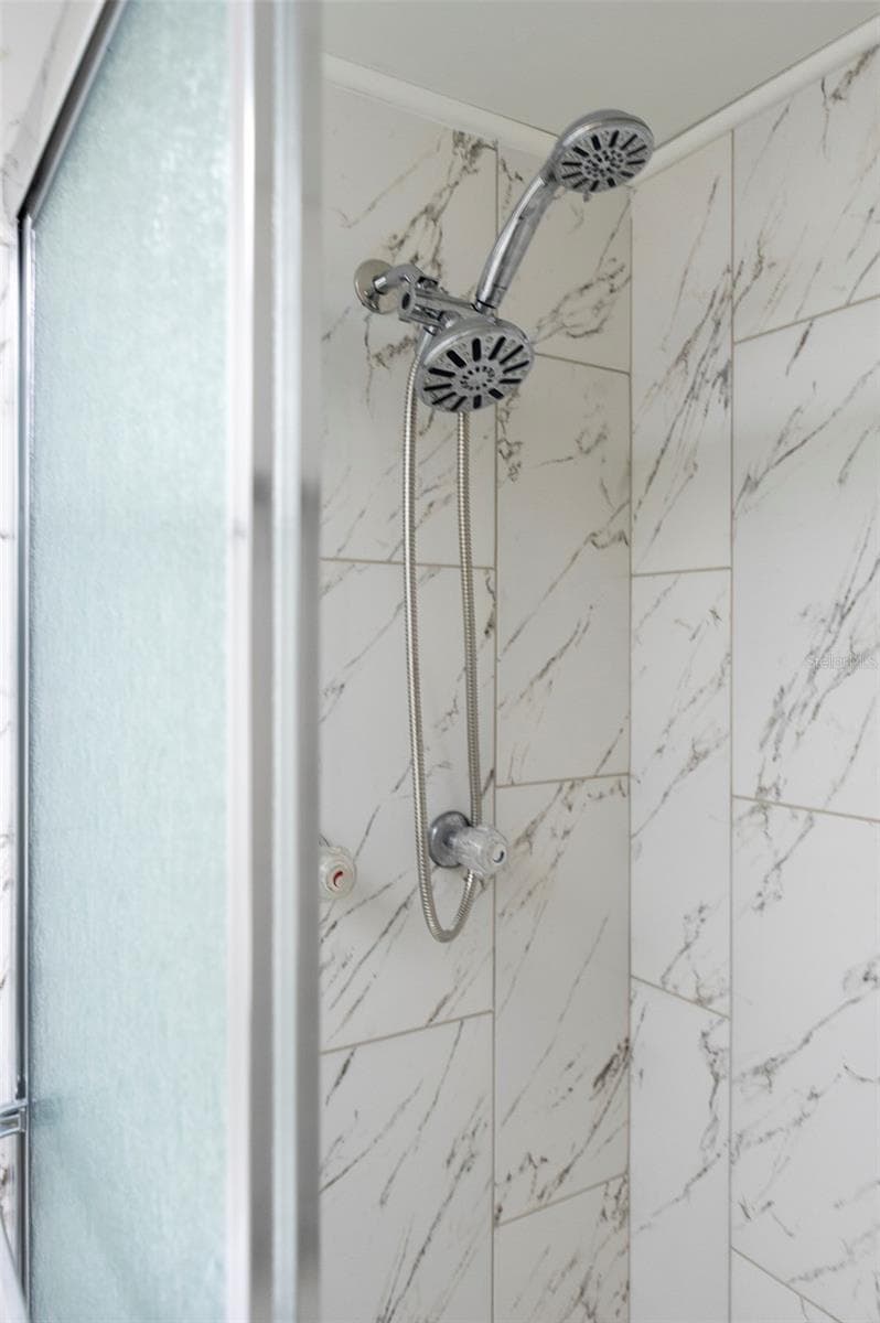 HALL SHOWER BATH - 4895 BAY ST NE #109, ST PETERSBURG