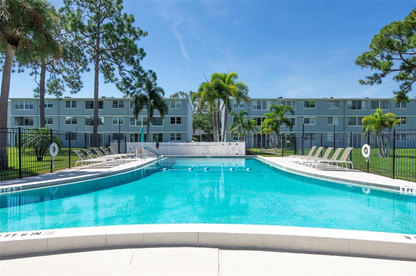 HEATED SWIMMING POOL - 4895 BAY ST NE #109, ST PETERSBURG